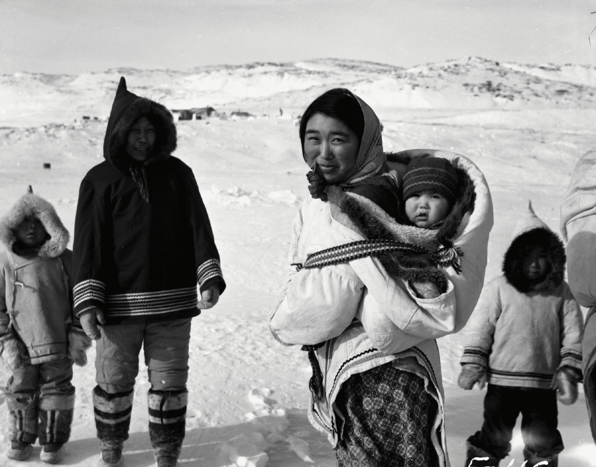 Séries de photographies : vie quotidienne des Inuits du Nouveau-Québec (aujourd’hui appelé Nord-du-Québec) (BAnQ)