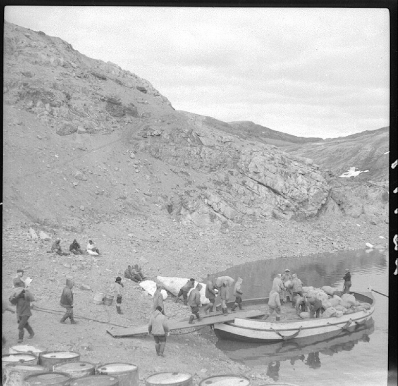 Série photographique : ravitaillement des postes de la compagnie de la Baie d’Hudson et patrouillage des eaux arctiques (BAnQ)